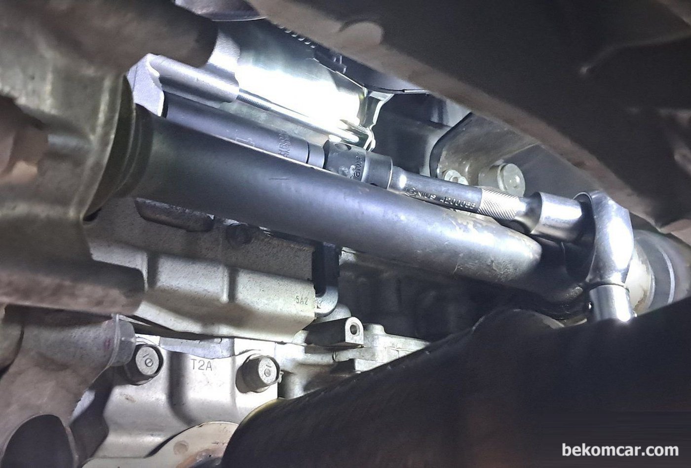 혼다 어코드 9세대 시동모터 교환시 참고한다. 접근성은 어렵지 않다. 리프트 뛰우고 와블 소켓과 1/2" 라쳇이면 충분하다. 혼다 어코드 9세대 시동모터 와 알터네이터 등은 상대적으로 고장이 좀 잦은편이다.|ベコムカー (bekomcar)