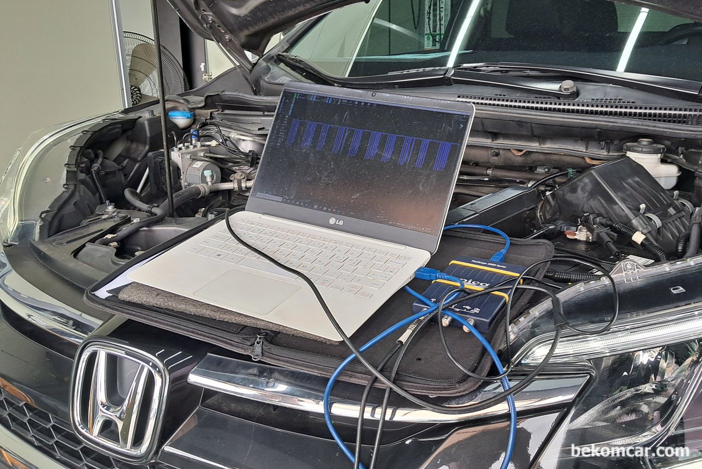 혼다 CRV 차량 의 캔통신과 LIN BUS 진단을 하고 있다. 스코프 3개를 목적별로 사용한다. 최근차량 제어는 대부분 다 데이터 통신을 이용하고 있다. 대표적인것이 CAN통신과 LIN BUS이다|베콤카 차량정밀진단