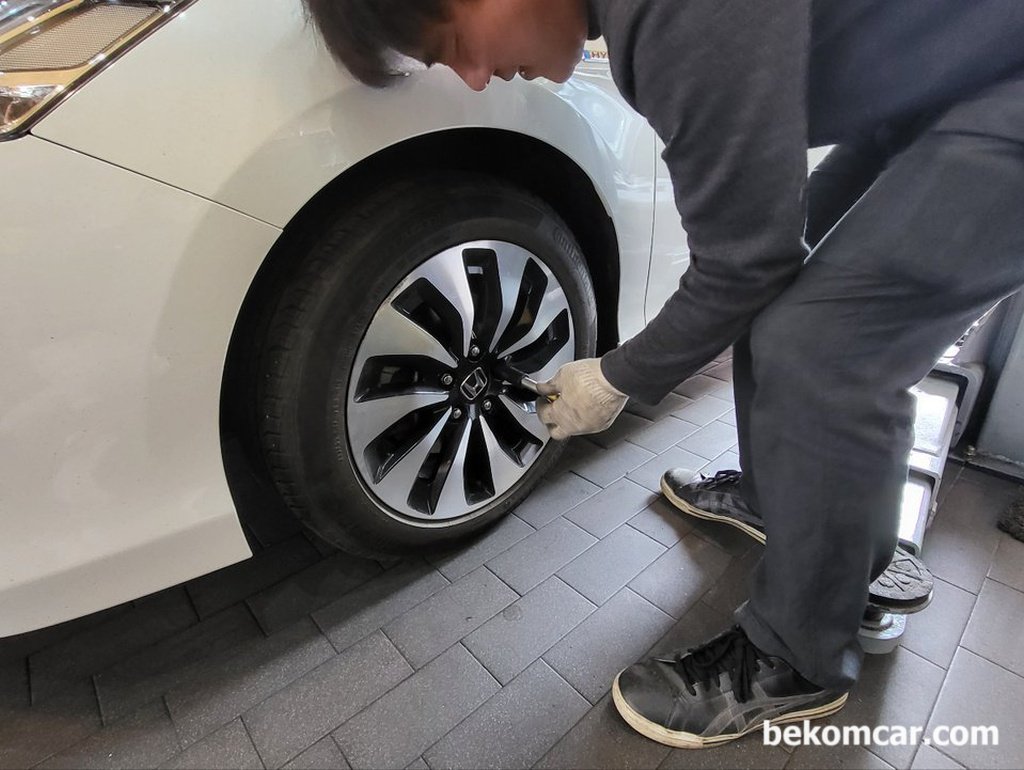 바퀴너트 (럭 너트)는 항상 토크렌치를 사용한다|베콤카 차량정밀진단