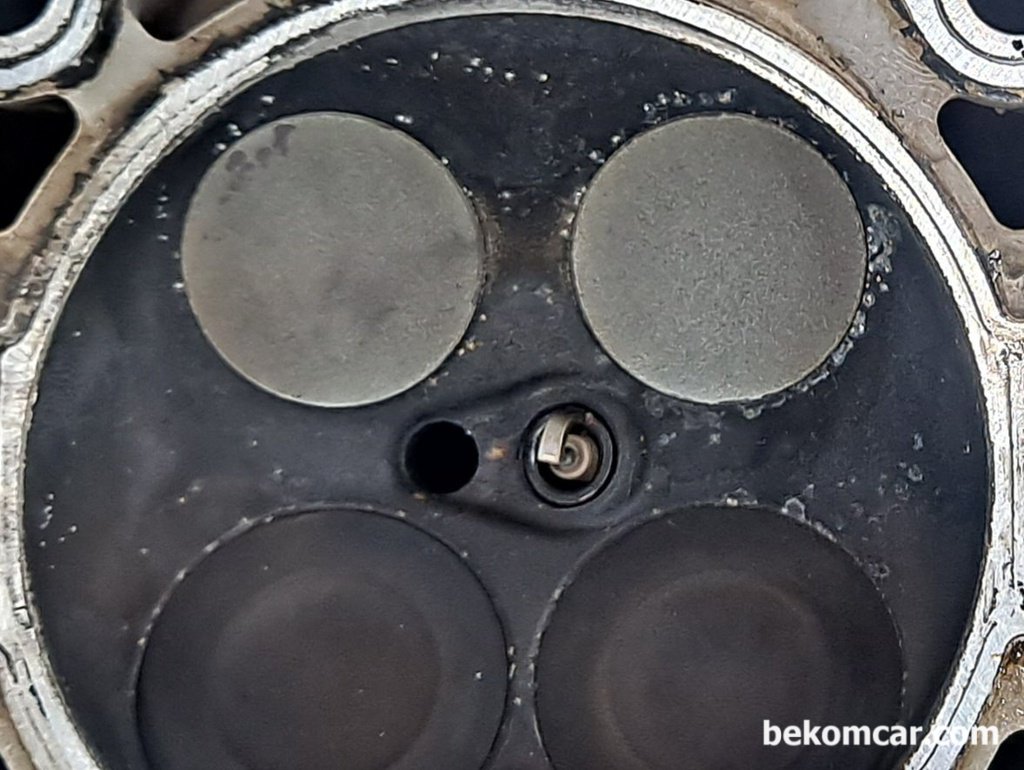 엔진블록 헤드, 벨브, 점화플러그 등의 모습|bekomcar.com