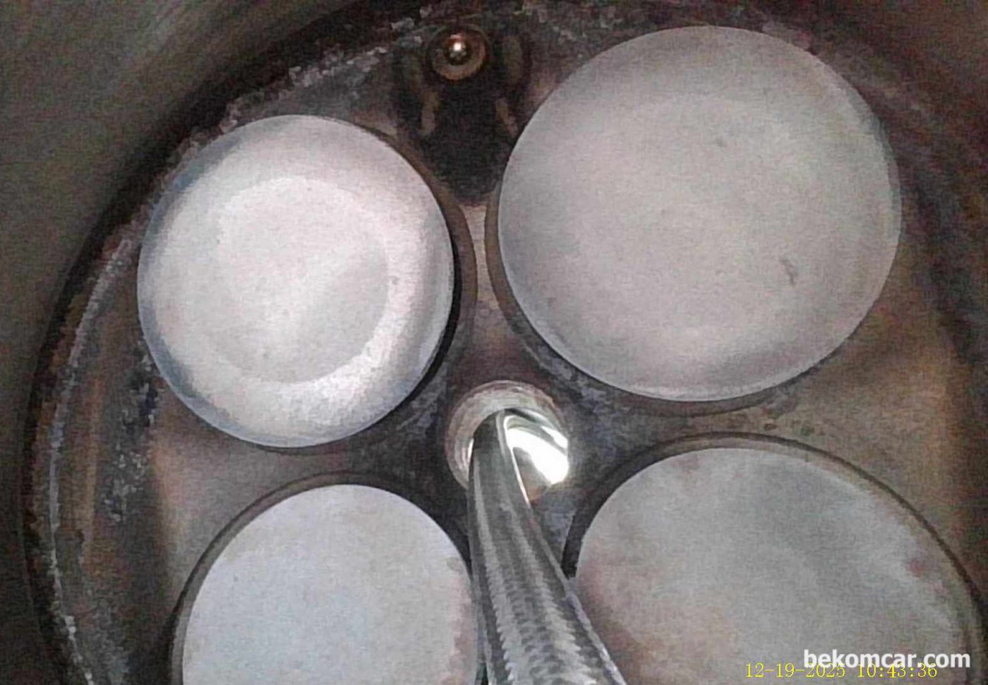 중고차 구입후 엔진내시경 점검사진, GM대우 알페온 2014년 V6 3.0L LFW GDI 엔진이다. 12시 방향에 있는것이 인젝터 분사 노즐이다. 6개 분사노즐 구멍이 있다. 1개 실린더에 흡기밸브 2개 & 배기밸브 2개 총 4개의 밸브가 있다. 특히 흡기쪽 밸브(왼쪽 큰 것) 카본상태는 상당히 좋은것 같다. 헤드쪽에 전체적인 카본상태는 나쁘지 않다.|베콤카 차량정밀진단