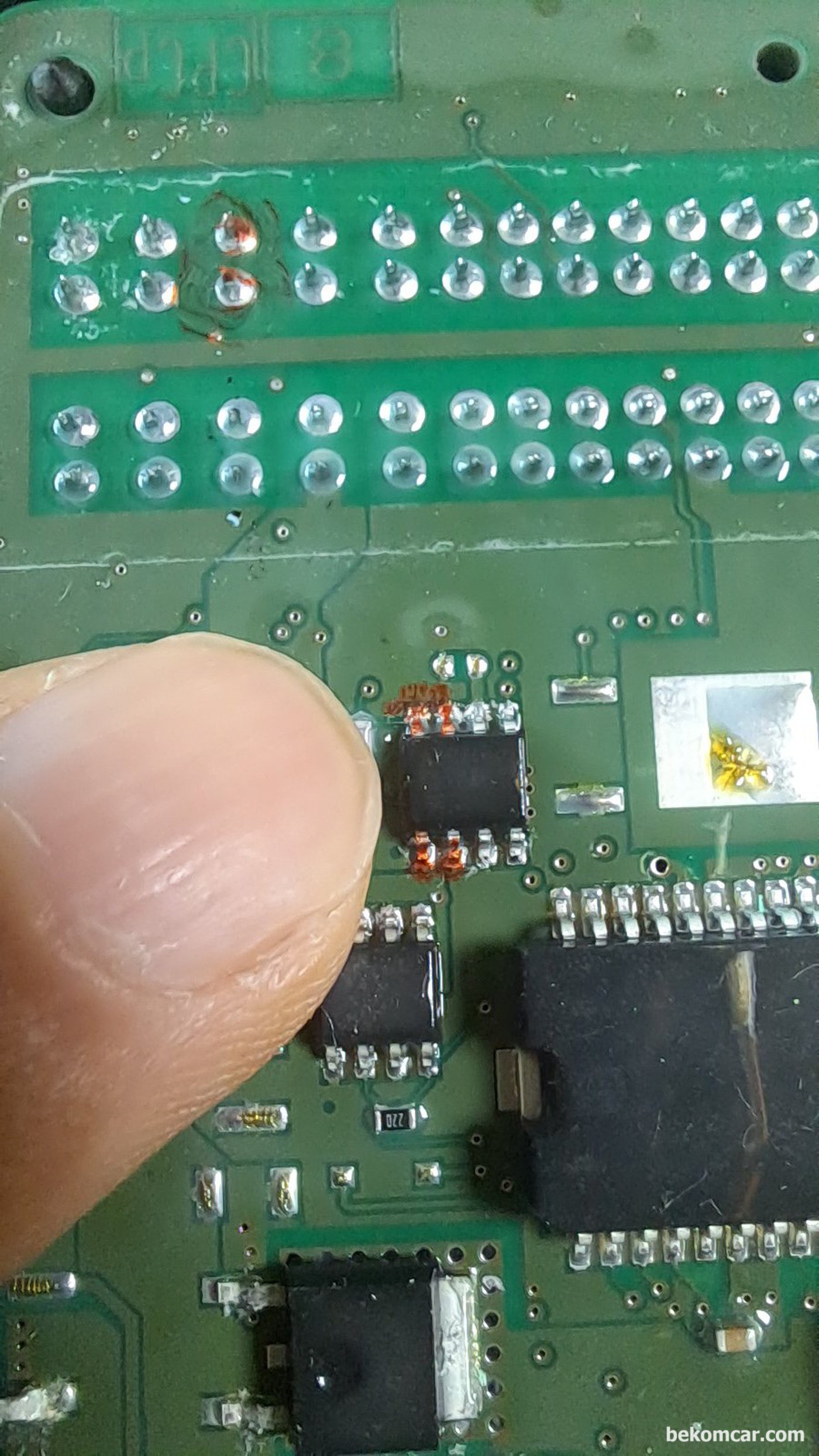 봉고3 간헐적 시동불능, ECU 교체로 정비. ECU 오픈 점검기록 으로 마커로 표시된 칩 내부에 단락이 되어있다.|bekomcar.com