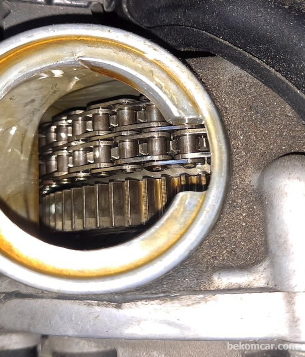 How to check the engine oil level using the dip stick|bekomcar.com