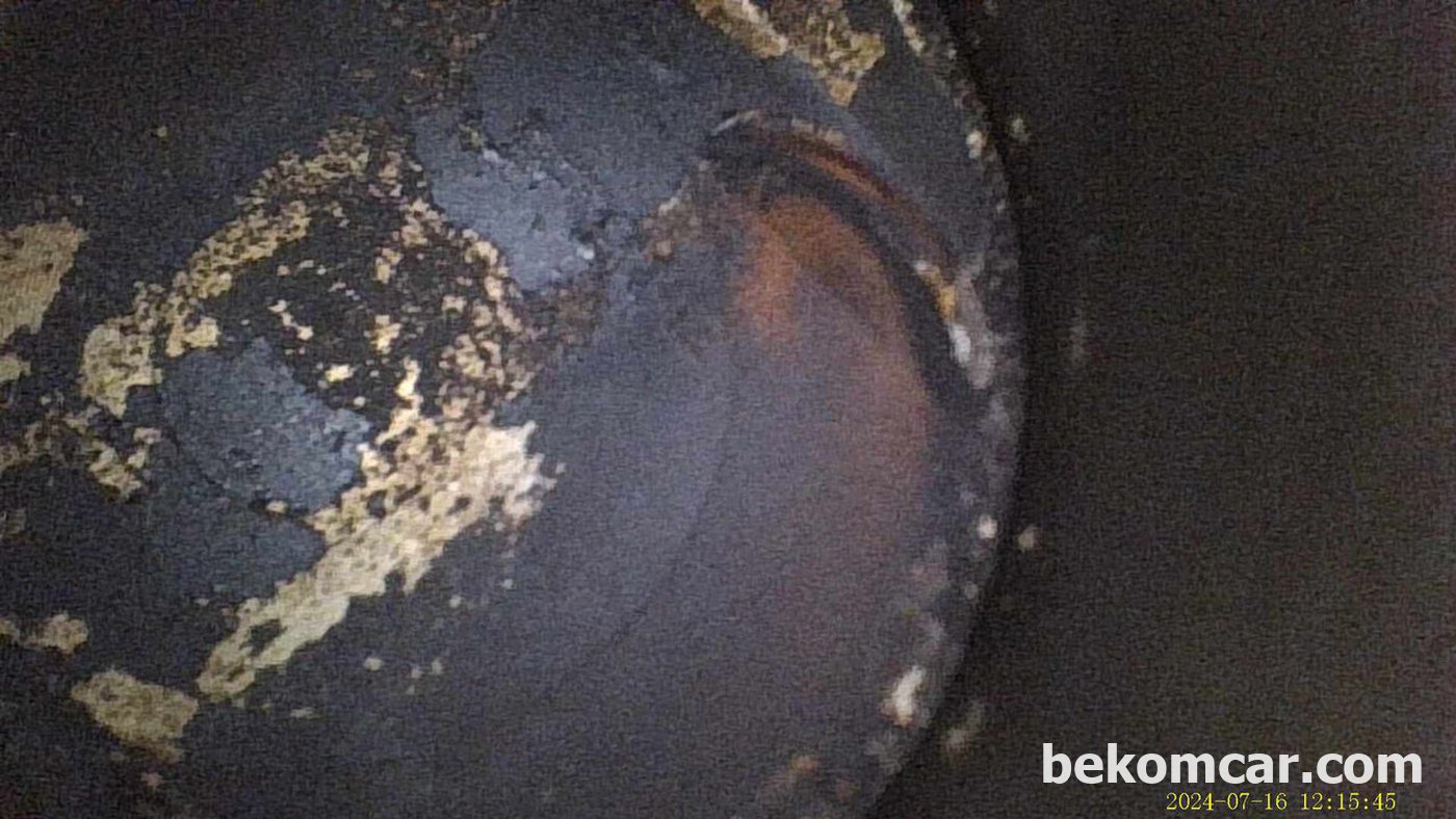실린더내부도 검사하다. 피스톤 상단에 카본이 많이 있어 적절한 시점에 첨가제 사용하여 카본은 조금이라고 제거하는것이 좋겠다. 수원자동차 매매단지에서 인피니티 QX60 SUV 차량 구매동행 서비스를 했다. 기록으로 점검사진을 남긴다.|بيكومكار (bekomcar)