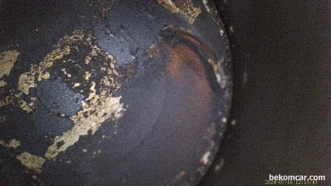 실린더내부도 검사하다. 피스톤 상단에 카본이 많이 있어 적절한 시점에 첨가제 사용하여 카본은 조금이라고 제거하는것이 좋겠다. 수원자동차 매매단지에서 인피니티 QX60 SUV 차량 구매동행 서비스를 했다. 기록으로 점검사진을 남긴다.|贝科姆汽车 (bekomcar)
