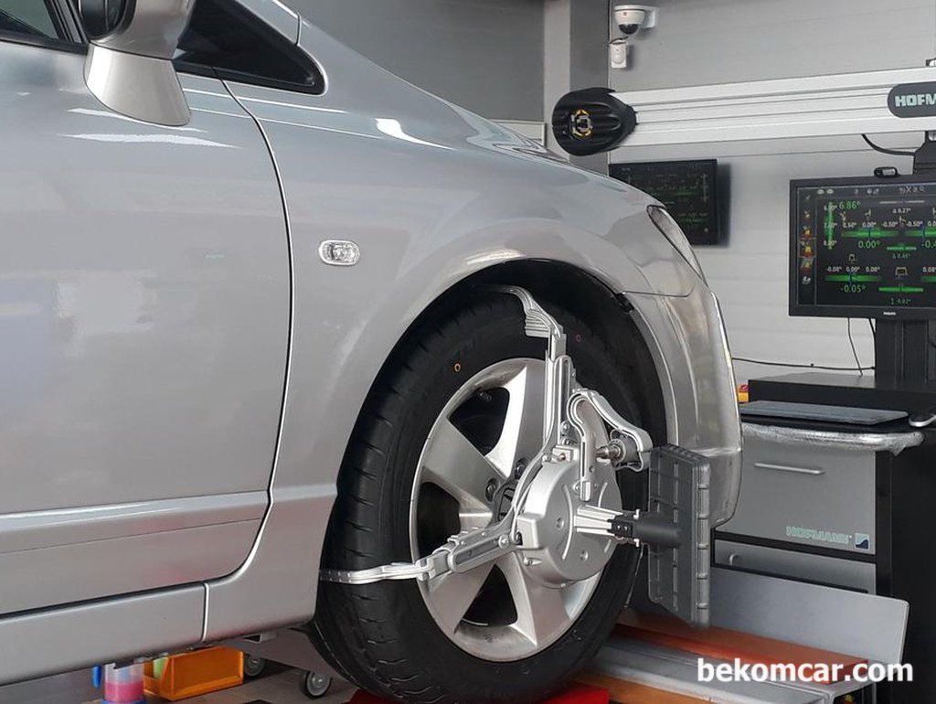 A nail was stuck on a tire, and my heart broken. Four tire replacement and alignment completed|bekomcar.com