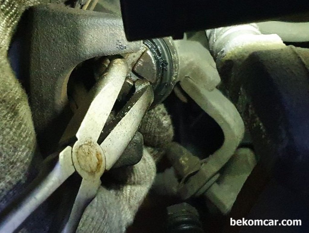 뒤 브레이크 피스톤 집어넣기|بيكومكار  (bekomcar)