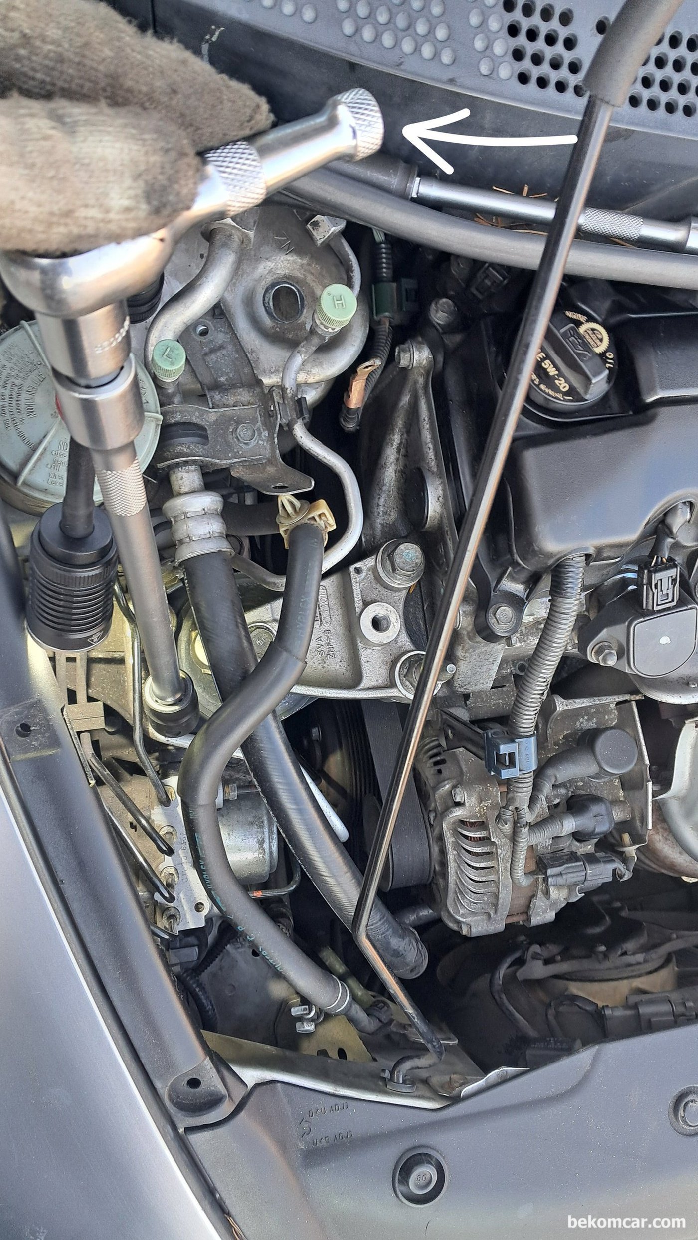 혼다 시빅 8세대 1.8L R18A1 엔진마운트 교환중에 유용하게 사용되는 막둥이 깔깔이 이다. 3/8" 와 1/2" 둘 다 사용이 가능하다. 손으로누 힘들고 적정한 토크로 너트 볼트 산 조심히 작업시 상당히 편리하다.|بيكومكار  (bekomcar)