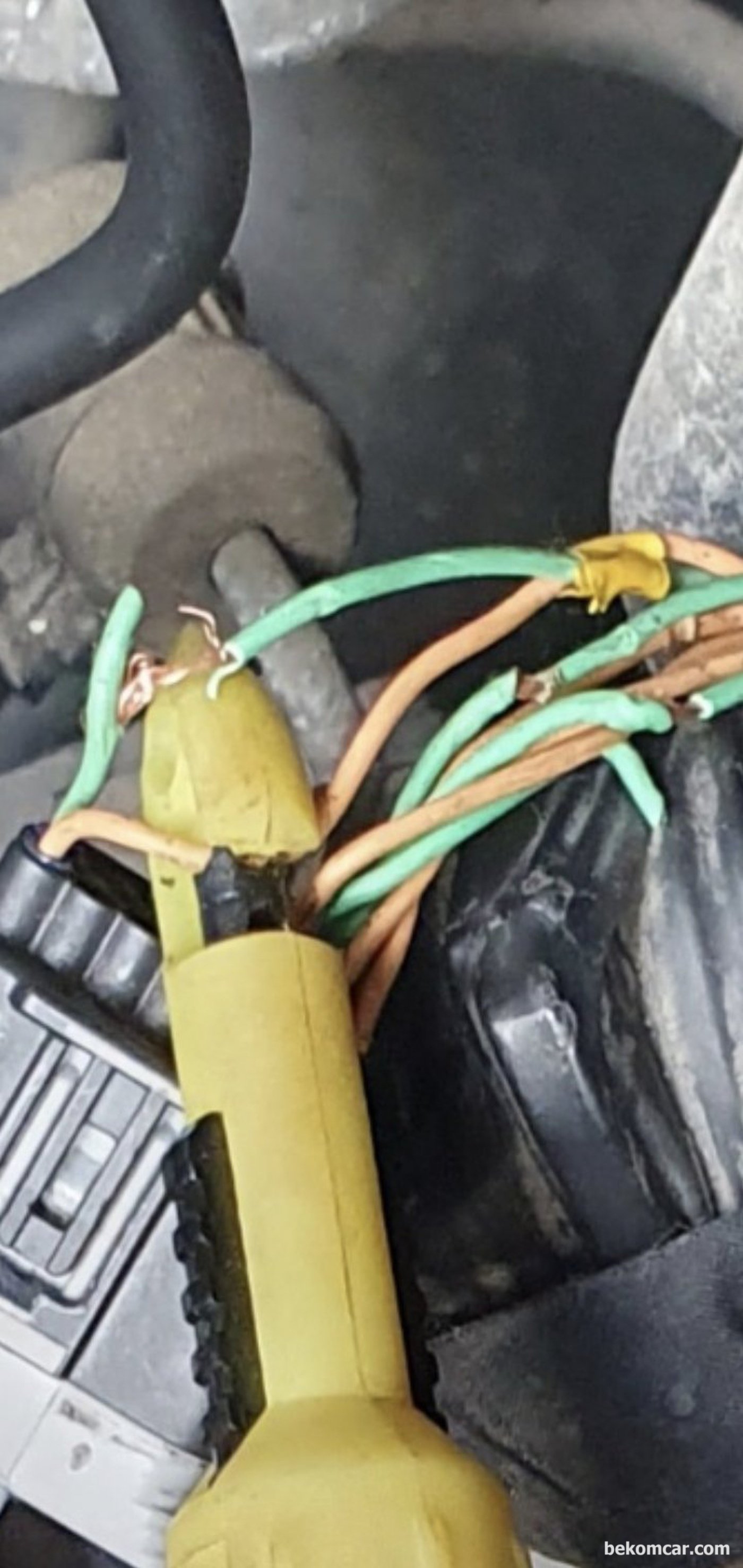 배선 상태는 캔 통신등 고장의 원인이 되기도 한다. 가느다란 탐침 이나 피어싱 프로브를 사용하는것이 권장된다.|ベコムカー (bekomcar)