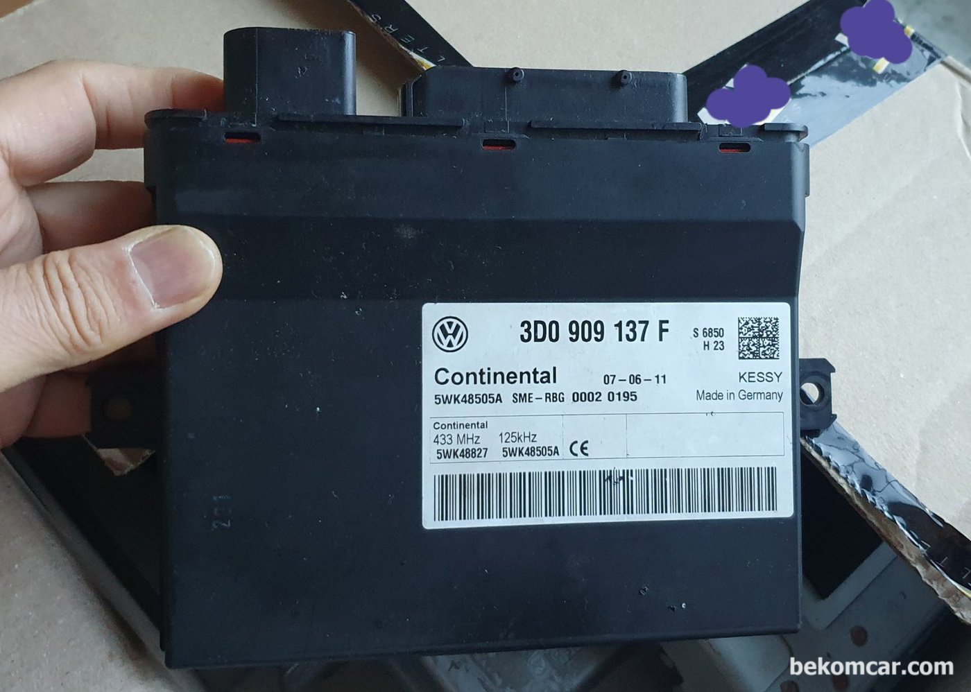 폭스바겐 3D0 909 137 F 5WK48505A KESSY 콘트롤 모듈이다. 폭스바겐, 벤틀리 그리고 포르쉐등의 시동콘트롤 기능을 한다. 위 차량 이모빌 키등 이슈가 있는경우 KESSY 모듈 점검해 볼 필요가 있다.|베콤카 차량정밀진단
