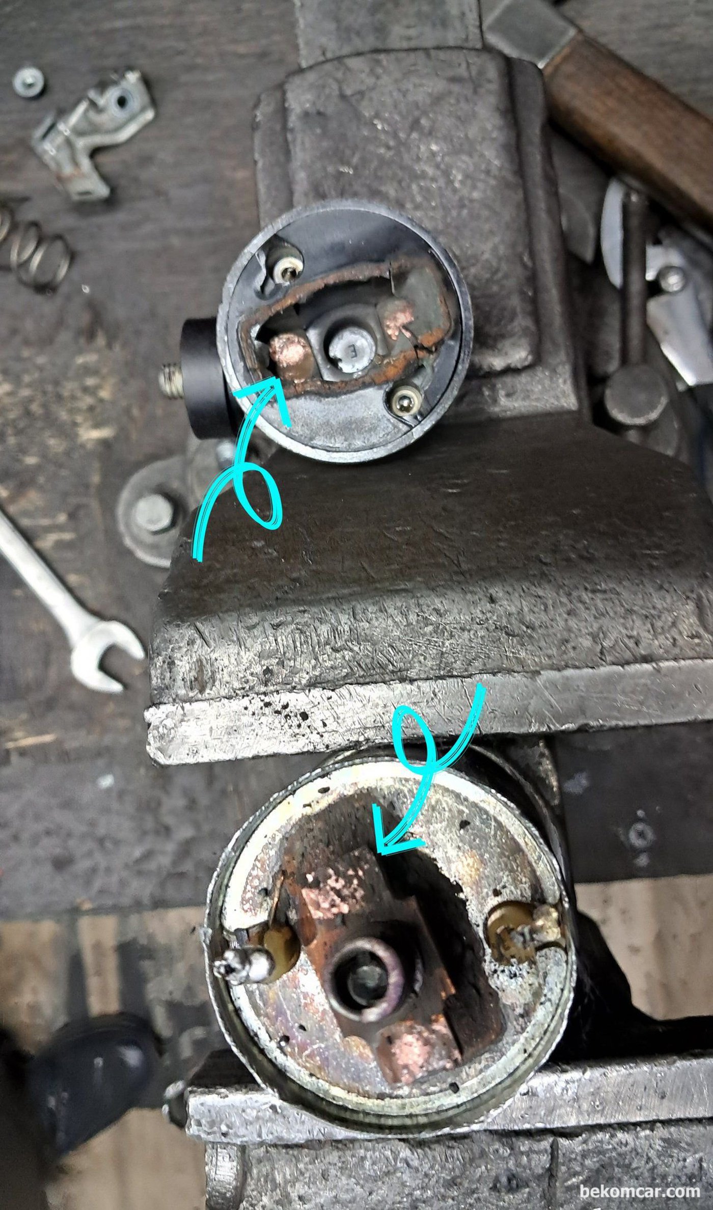 혼다 레전드에서 사용되고 있는 시동모터 솔레노이드 분해한 모습니다. 솔레노이드 스위칭 부분에 상당한 이물질이 있다. 이렇게 되면 부하전압강하가 발생하여 시동이 지연되거나 간헐적으로 안 걸리거나 등 증상이 나타나다가 시간이 많이 지나면 아에 시동이 걸리지 않게 된다.  시동모터는 순간적인 큰 에너지를 사용하기때문에 부하가 걸릴때 발생하는 전압강하는 가장 큰 고장 원인중 하나이다.|ベコムカー (bekomcar)