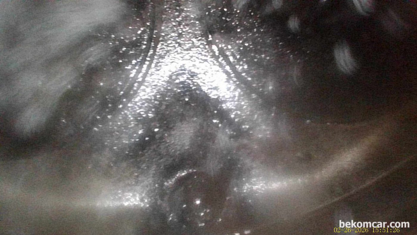 혼다 어코드 10세대 간헐적 시동지연 내시경검사 결과 기록으로 4번 실린더 흡기 밸브 2개 사이에 인젝트 분사노즐이 보인다. 상당한 인젝터 리크가 확인된다. 1번 2번 3번 실린더에도 미세한 인젝터 리크가 있지만 4번은 심한상태이다.|베콤카 차량정밀진단