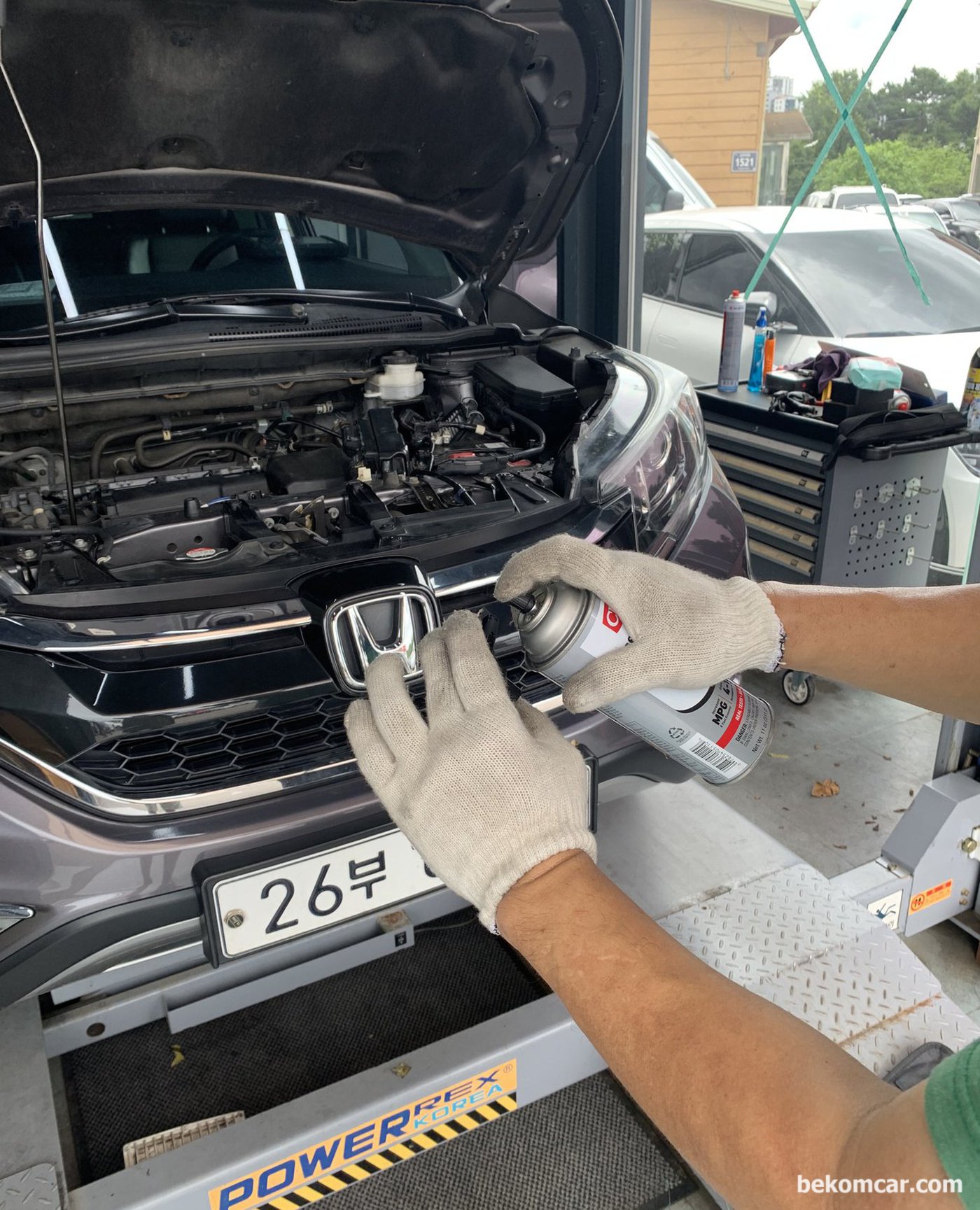 베콤카의 중고차구매전 점검은 혼다의 대표적인 SUV인 혼다 CRV AWD 차량이다. 쓰로틀바디 는 100% 막힘율이다. 쓰로틀바디 청소후 리셋하고함께 MAF공기질량센서도 크리닝 해준다. 특별서비스로 추가공임 없이 제공한다.|bekomcar.com