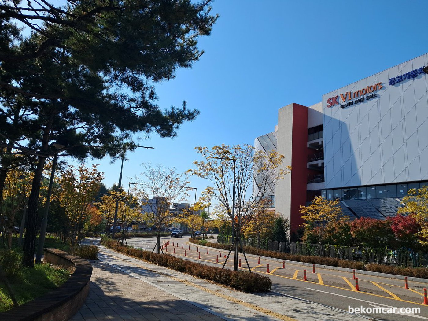 수원자동차 매매단지 SKVI 에서 중고차 구매점검을 하러 가고있다. 수원자동차 매매단지는 자주 오는곳이다. 이번 점검차량은 토요타 라브4 2014년 2AR FE 엔진 2.5L 이다.|bekomcar.com