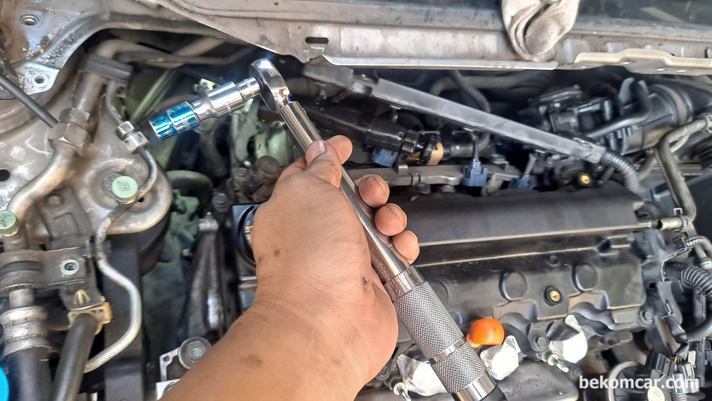1/4 를 3/8 아답터 사용하여 3/8 소켓으로 작업했다.매우 만족스럽다.|بيكومكار  (bekomcar)