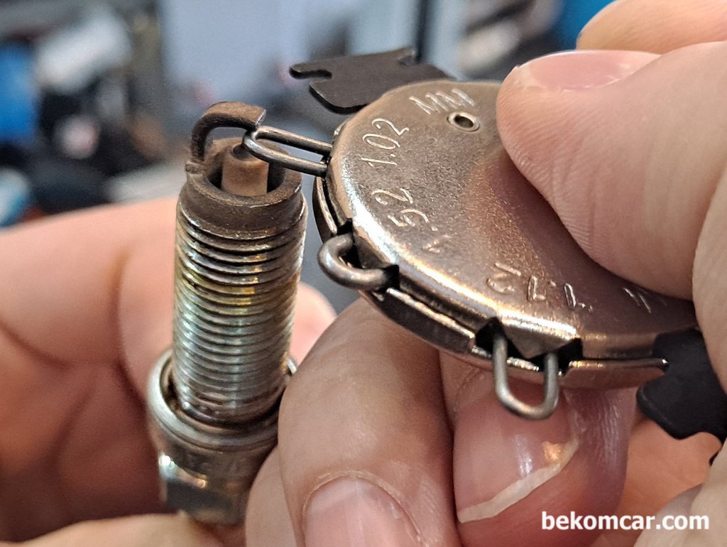 혼다 어코드 9세대 점화플러그 갭 측정 1.02mm|بيكومكار  (bekomcar)