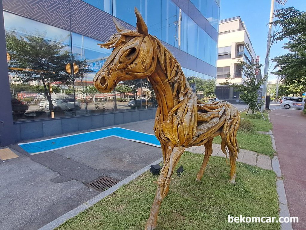 일산의 한 거리에서 만난 목마, 나무막대가 모여있다.|베콤카 차량정밀진단