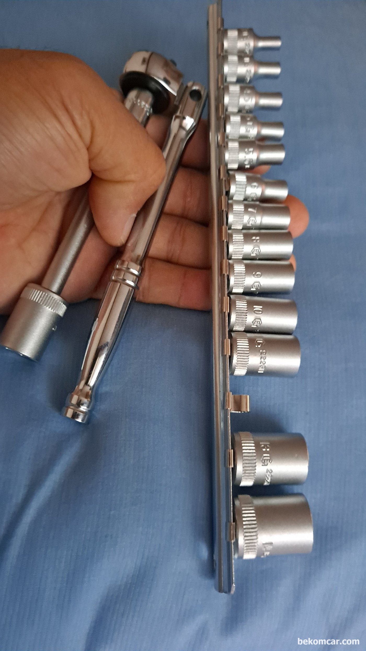 벨브커버 볼트등 엔진룸 의 10mm이하 볼트는 특히나 토크에 주의한다. 그리고 오래된 차량은 더욱더 주의한다. 가능한 연장도 1/4" 라쳇 과 소켓을 사용한다. 대부분 차량은 9.8~12.0Nm정도이나 각 차량의 메뉴얼을 참고한다.|베콤카 차량정밀진단