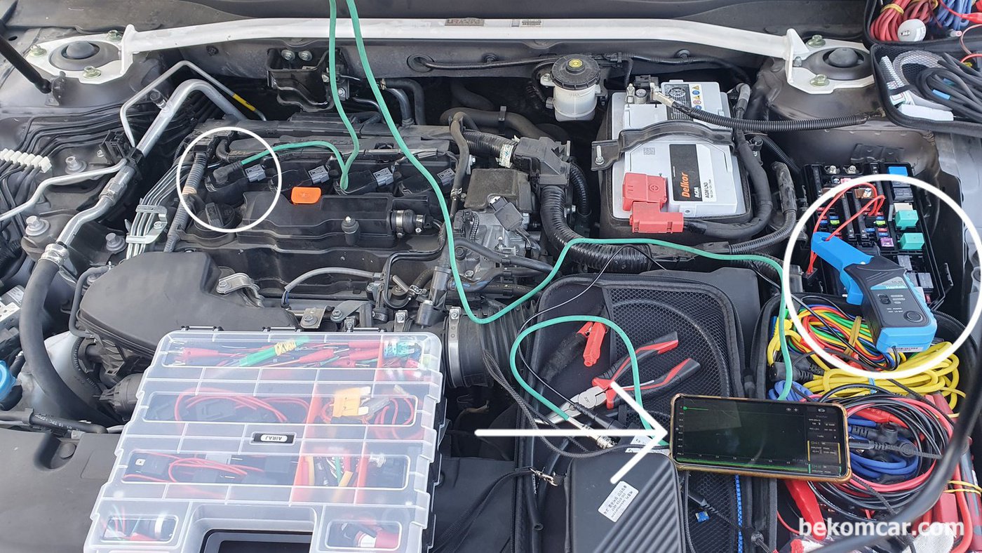 혼다 어코드 10세대 2.0T 점화코일 전류 파형 측정 진단 세팅이다. 여러가지 항목 진단을 하느라 측정장비 케이블이 많이 있다. HS512 Max 스코브와 와 CC65 전류계를 사용했다.|베콤카 차량정밀진단