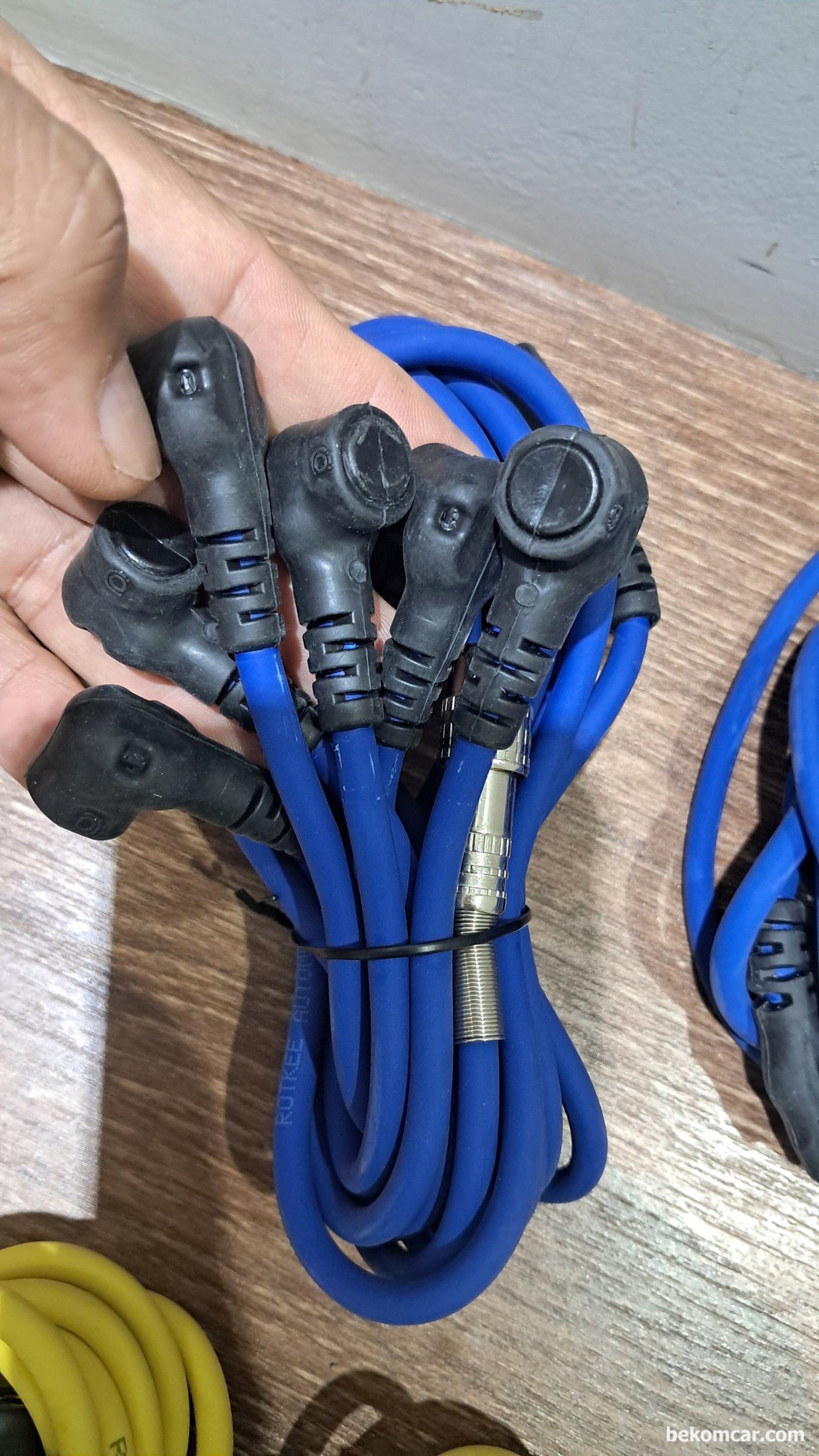 1개 채널에서 4개 점화2차 파형측이 가능한 특수 BNC프로브 LX 4 이다. 물론 6개 동시측정 가능한 LX6도 베콤카에서 국내대리점으로 수입공급하고 있다.|بيكومكار  (bekomcar)