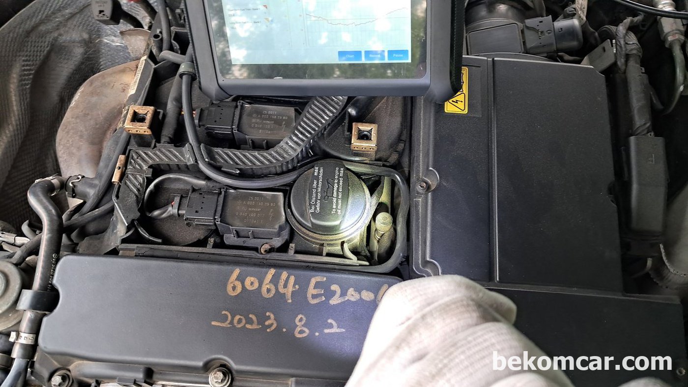 벤츠 E200K 연료압력 측정 쉬레이더 밸브 위치이다. 상당히 편한 곳에 있다. 현장에서는 구찌 라고도 한다. 공연비 희박등의 경우 연료압력 측정시에 유용하다.|베콤카 차량정밀진단