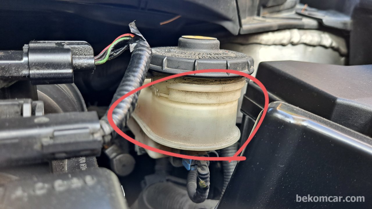 Brake fluid, Brake fluid is important for safety, and contaminated brake fluid can lead to malfunctions such as expensive ABS. DOT3, DOT4 and DOT5.1 are compatible, but DOT5 is not compatible with …|bekomcar.com