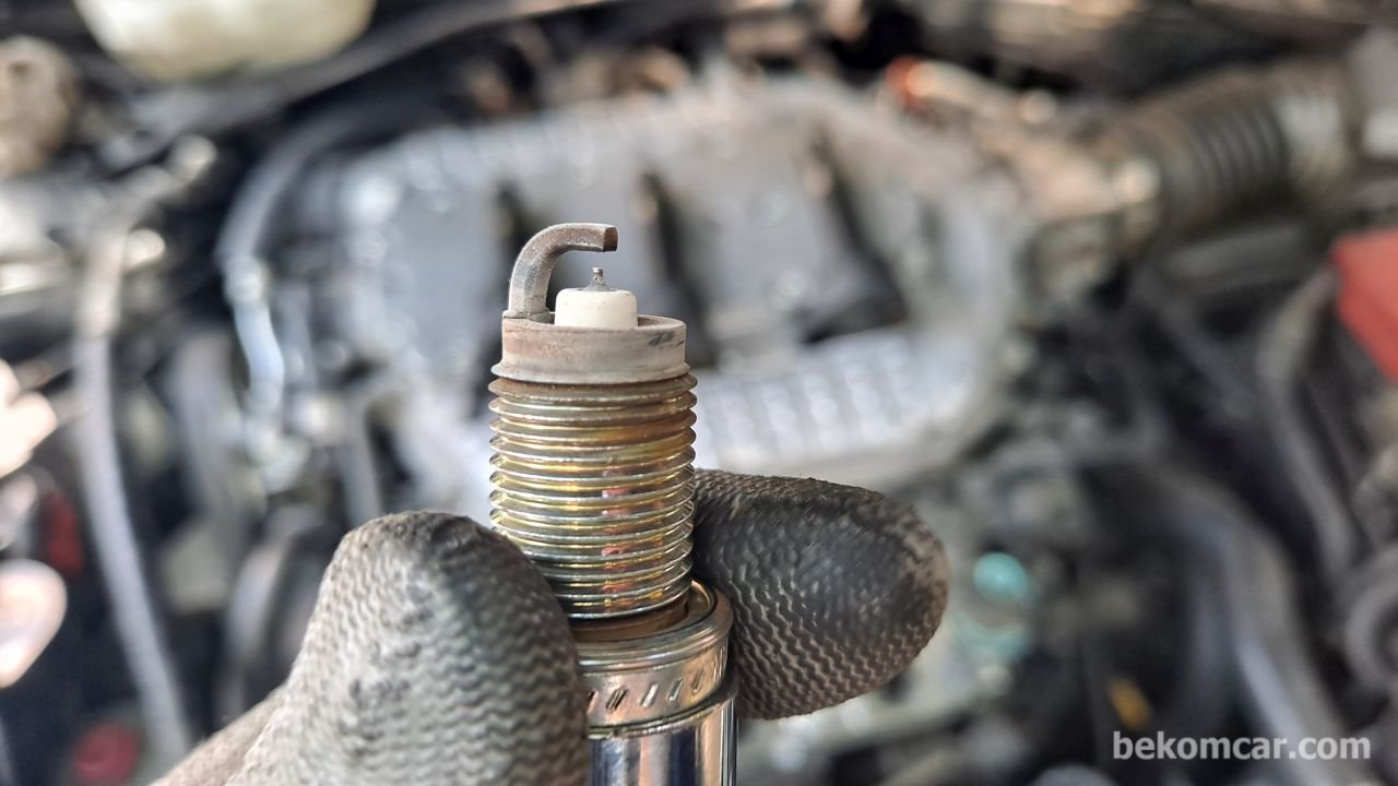 Spark plug & coil replacement, Spark plug and coils play vital roles in internal combustion engine. The ignition of air/mixture at the very right time offers more power and smooth engine running. Malfunctioning spark plug …|bekomcar.com