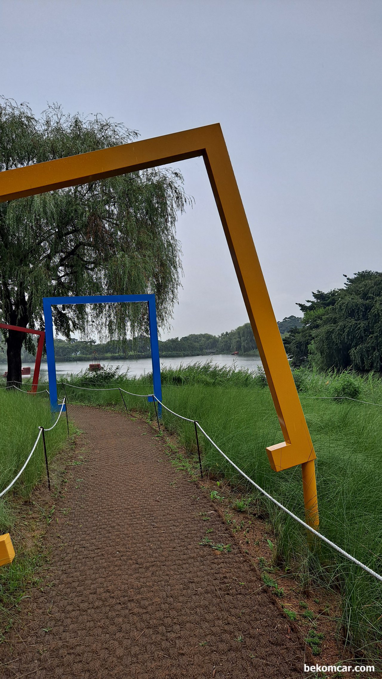Walking in Lake Park in Ilsan Goyang Korea, None|bekomcar.com