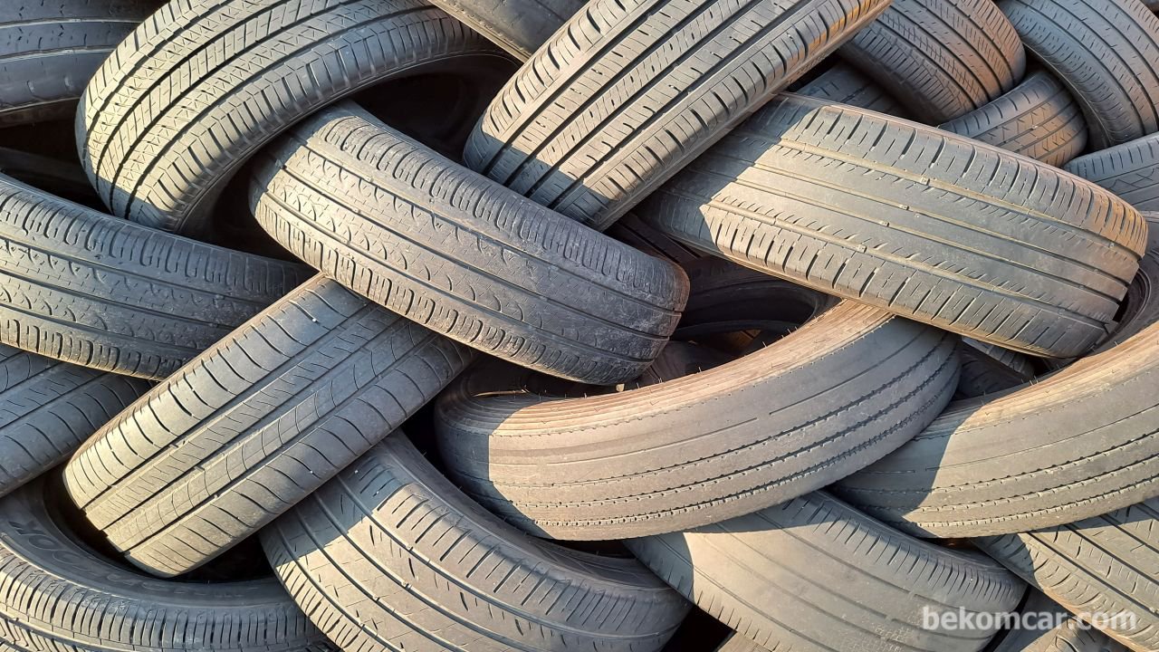 타이어 관리 점검 & 교체, 각 차량별 규격 타이어를 사용한다. 타이어는 특히 안전과 관련된 부분이다. 타이어는 공기압측정 및 마모상태 파악등 기본을 배우도록 한다. 적정 타이어공기압 정보는 보통 운전석 문을 열어보면 도어스텝 부근 스티커에 표시되어 있다.|베콤카 (bekomcar.com)