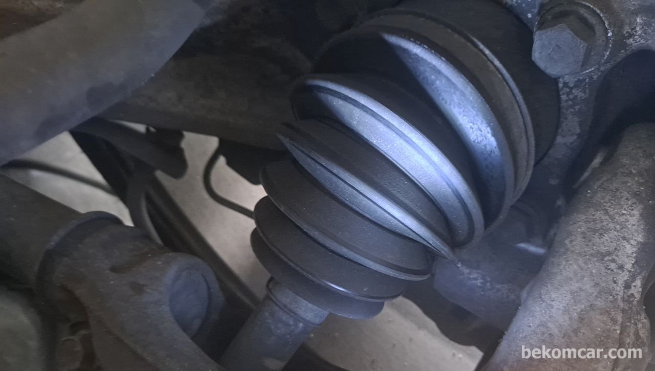등속축점검 & 교체, 등속차축 (CV Axle)은 동일한 속도로 각 휠에 동력을 전달한다. 주행 중 CV 액슬 조인트도 상하 좌우로 움직일 수 있다. 어떤 움직임이든 CV 액슬은 바퀴에 동일한 속도를 전달하는 역할을 한다. 좌 …|베콤카 차량정밀진단