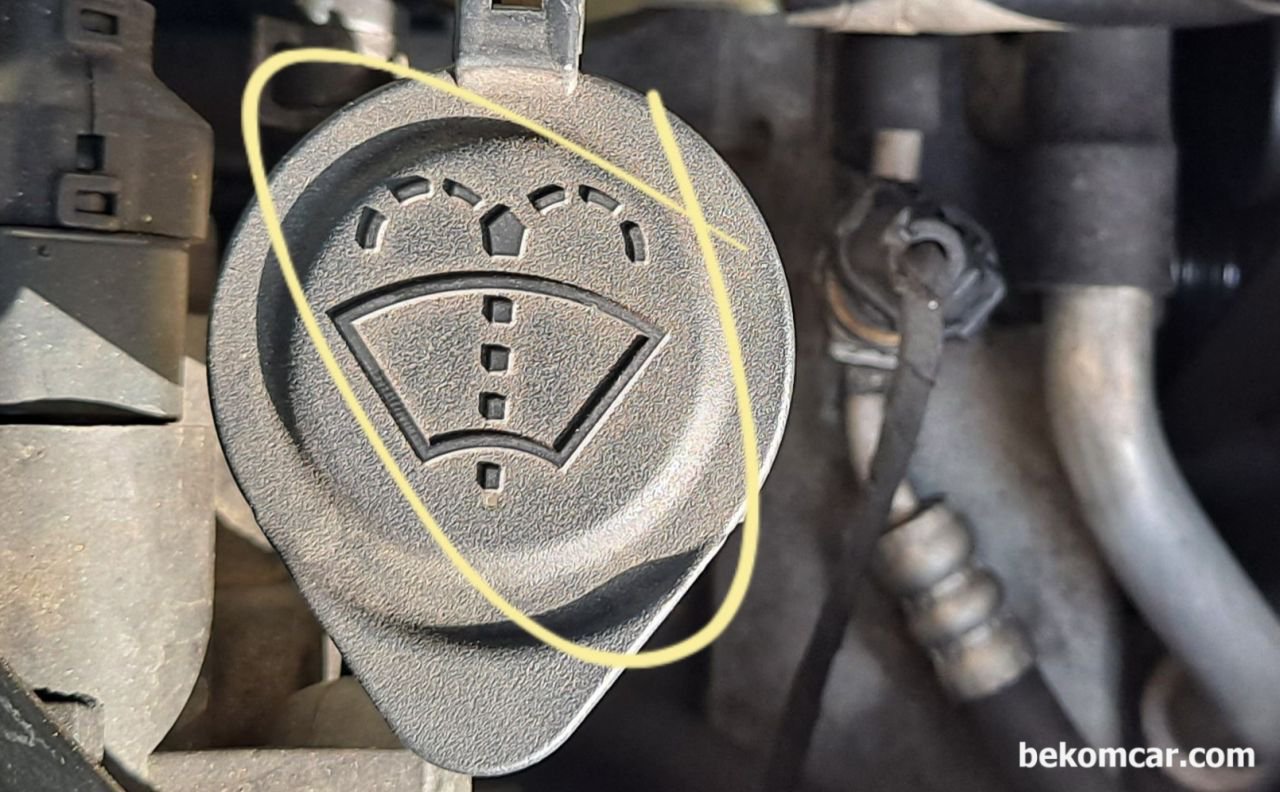I need to refill windshield washer fluid, but how do I distinguish windshield washer fluid reservoir ?, None|bekomcar.com