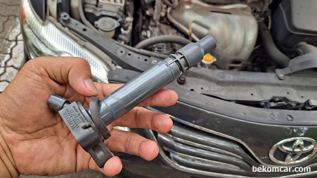 엔진실화 (Misfire)란? 실화증상과 원인 그리고 실화테스팅 방법은?, 실화가 발생한 실린더가 파악되었으면, 다음단계는 점화플러그인지, 점화코일인지, 인젝터인지를 파악해야 한다. 정상작동중인 실린더의 점화플러그와 점화코일을 바꾸어서 테스팅하면서, 점화코일인지 스파크플러인지를 파악할 수 있다. 인젝터 역시 마찬가지이다. 인젝터 콘넥터를 분리하여 (전기공급차단) 하나씩 테스팅하여 소음, 진동, RPM 을 살펴본다.|베콤카 차량정밀진단