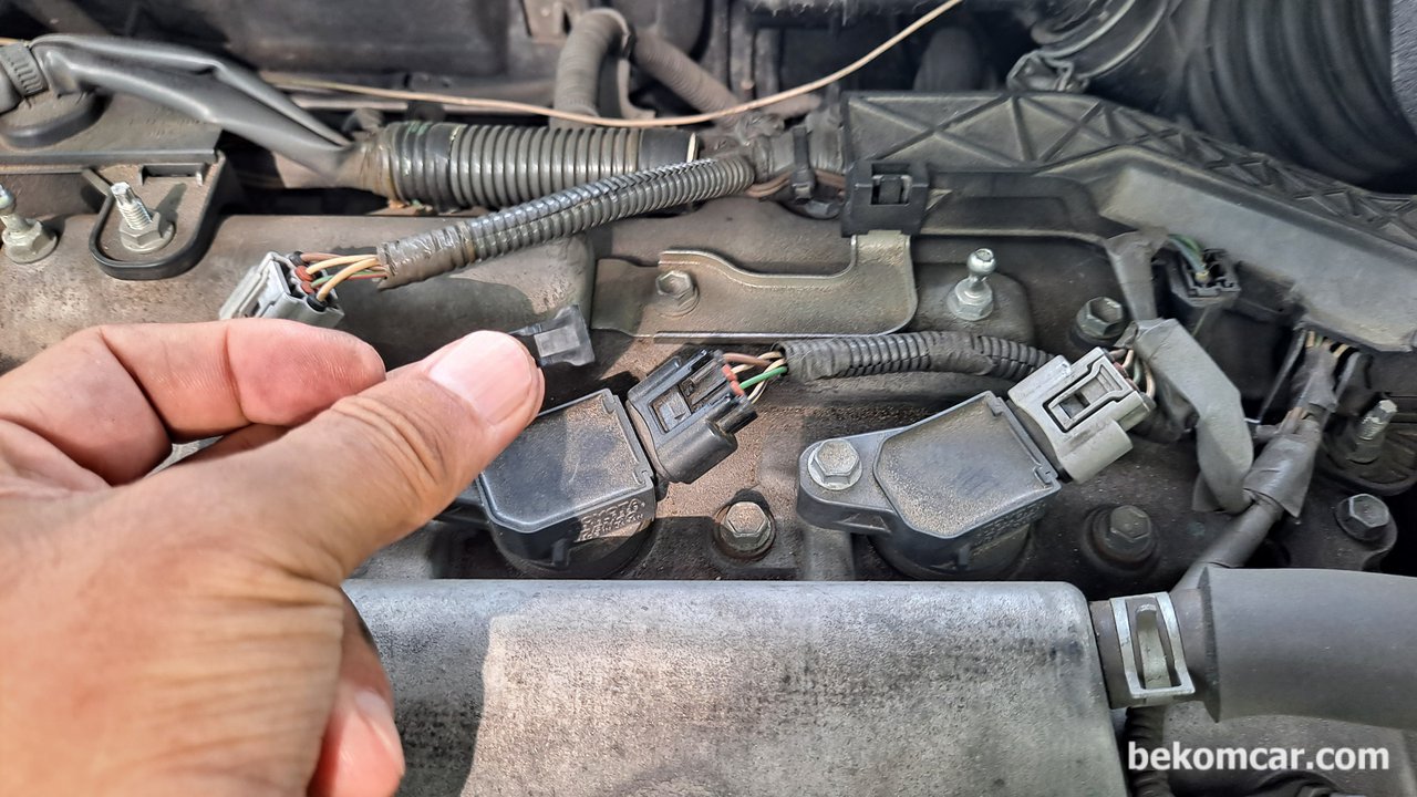엔진실화 (Misfire)란? 실화증상과 원인 그리고 실화테스팅 방법은?, 차량 시동을 끈다. 1번째 실린더 점화코일 콘넥터를 탈거해본다. 이 경우, 엔진떨림, 소음변화 혹 RPM 변화가 있는지 체크한다. 만약 변화가 있으면 정상작동중이다. 이렇듯 1번, 2번, 3번, 4번, 5번등 하나씩 점화코일 콘넥터를 탈거하여 테스팅해 본다. 만약 진동. 소음 혹 RPM의 변화가 전혀 없는경우, 바로 그 실린더가 실화가 발생하는것이다.|베콤카 차량정밀진단