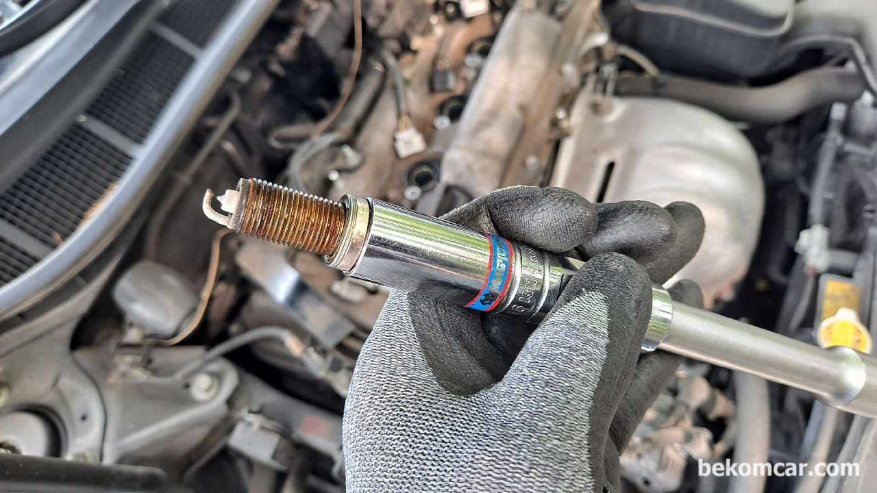 엔진실화 (Misfire)란? 실화증상과 원인 그리고 실화테스팅 방법은?, 점화코일과 점화플러그는 대표적인 실화의 원인이다. 도요타 캠리 2010년 2AR-FE엔진 XLE 등급 차량이다. 점화플러그 및 점화코일과 인젝터등 모두다 정상으로 판단되었다.|베콤카 차량정밀진단
