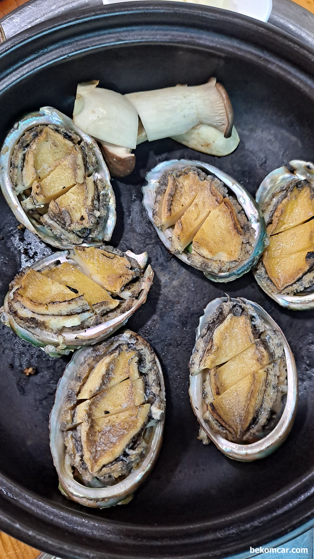 전복 과 보쌈이다. 지인과의 오랜만에 식사했다, 전복음식이다.전복이 구하기도 하고 맛이 특이했는데 아뭏든 식감이 좋았다. 신선도도 좋은것 같았다. 식당주인이 사투리가있어 더 정겨웠다.|ベコムカー (bekomcar)