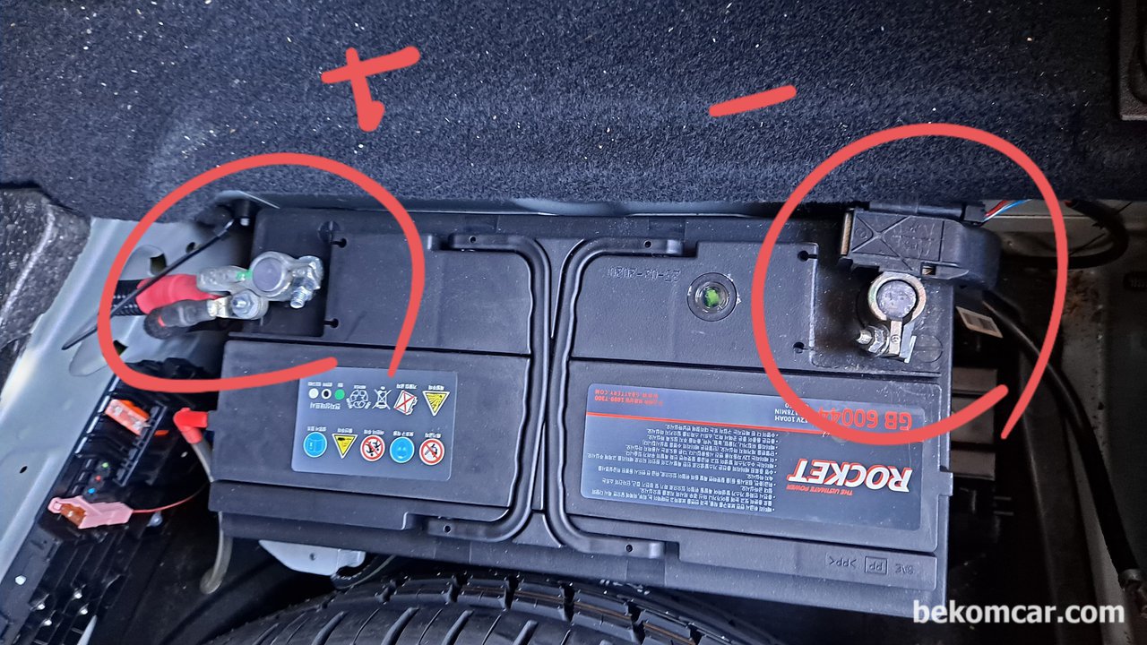 자동차 배터리 잔류전기 완전 초기화 Voodoo방식, 메르세데스 벤츠 W211 트렁크내에 있는 배터리미다. 일부차량은 엔진룸에 있는 플러스 마이너스 선을 이용해도 좋다.|베콤카 (bekomcar.com)