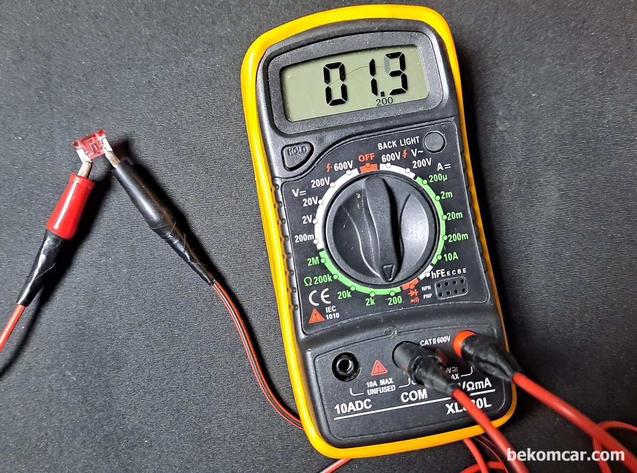 휴즈상태 체크하기, 육안으로 힘든경우 혹 재 확인을 위해서는 디지털멀티미터 (DMM) 로 확인한다. 먼저 DMM을 연속성 혹 저항 테스트 항목에 맞춘다. 다음에 휴즈 다리를 DMM 플러스 마이너스 프로브로 연결하여 저항값이 표시되거나 연속성의 경우 삐 소리가 나는지 확인한다. 일반적으로 자동차용 휴즈는 1.3Ω 정도 측정되는것 같다.|베콤카 (bekomcar.com)