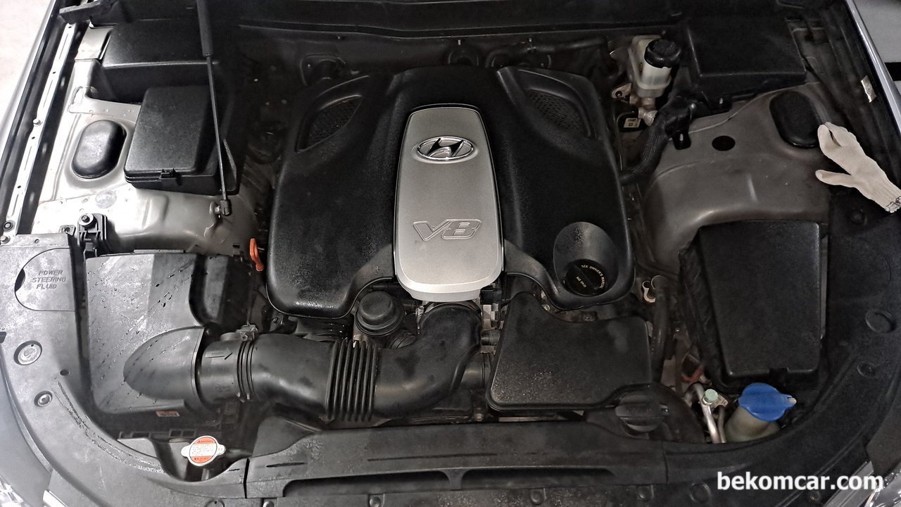 현대 제네시스 4.6L 8기통 자연흡기 엔진룸 사진이다, 현대 제네시스 2010년형 4.6L 8기통 6단 미션 엔진룸사진.커버가 덥고 있다.|贝科姆汽车 (bekomcar)