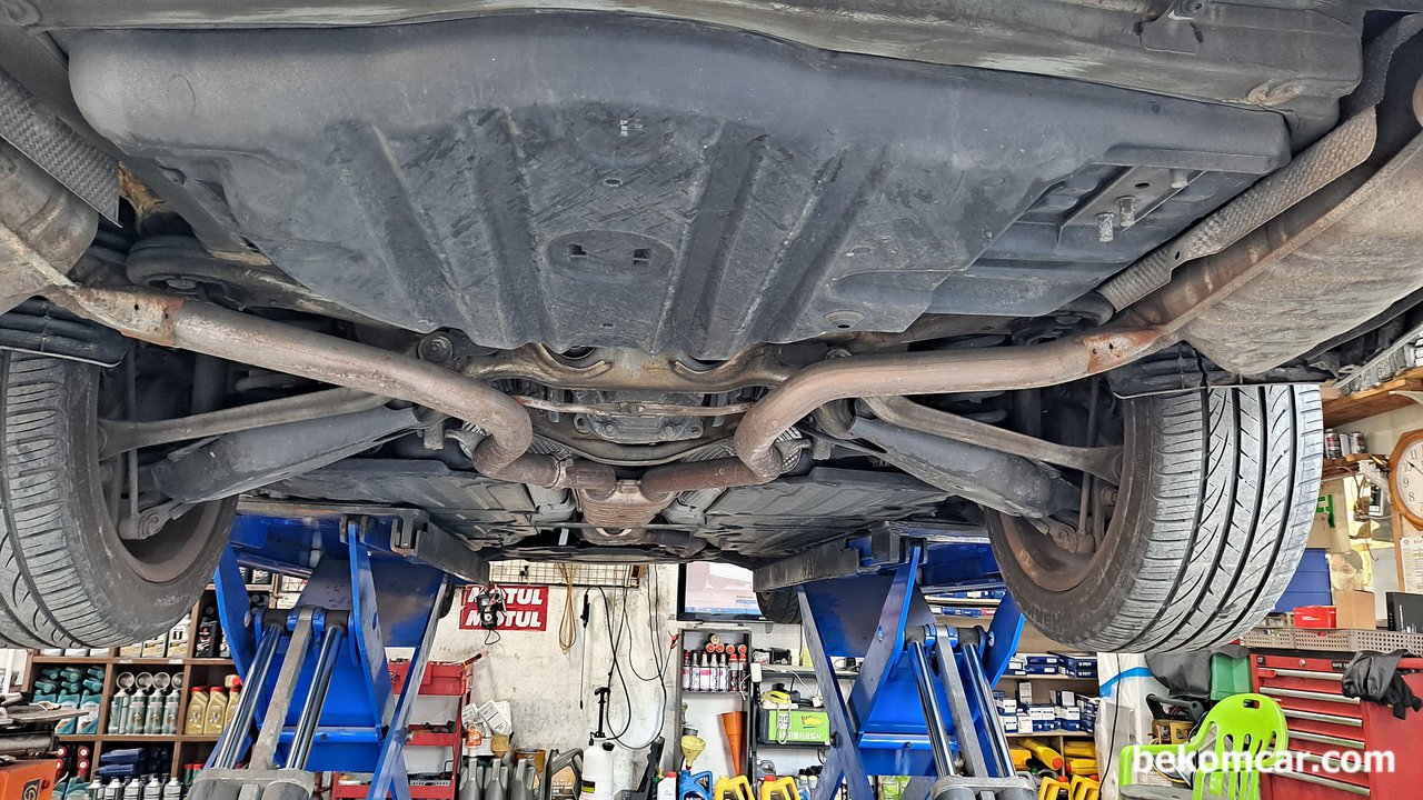 자가정비, 자동차 동호회, 정비소 이용 등 전체적인 개인경험과 생각을 공유한다., 사진은 Mercedes Benz 메르세데스 벤츠 W211 차량을 정비소 리프트와 전용스캐너를 활용하여 점검하고 있다.|بيكومكار (bekomcar)
