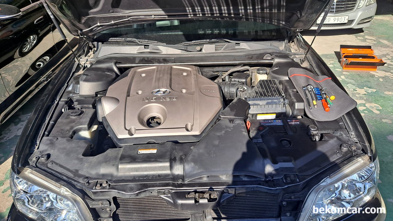 현대 에쿠스 2006년 3.8L 6기통 G6DA엔진, 39000km주행거리., 현대 에쿠스 2006년 3.8L 6기통 G6DA엔진. 본네트만 열어서 보는 엔진룸. 엔진커버가 눈에 들어온다.10mn 볼트 6개만 풀면 된다.|بيكومكار (bekomcar)