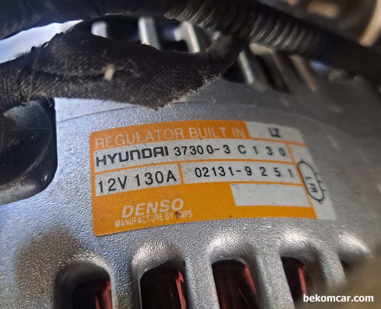 현대 에쿠스 2006년 중고차 구입, 제너레이터 순정교체, 현대 에쿠스 람다엔진 3.8L 알터네이터 교체한 사진. 2006년 에쿠스인데, 중고차 점검시 알터네이터는 꼭 확인한다.|بيكومكار (bekomcar)