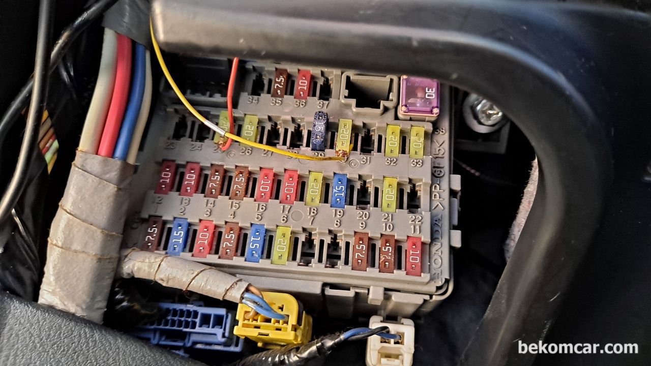 정비사들이 들려주는 정비작업시 중요한것들과 유용한 팁들, 전기안전은 가장 중요한 부분중 하나이다. 모든 전기장치 설치는 주의를 요한다. 위 사진처럼 와이어링을 하는것보다는 듀얼휴즈를 사용하여 제대로된 휴즈를 사용하는것이 더 좋을것이다.|베콤카 (bekomcar.com)