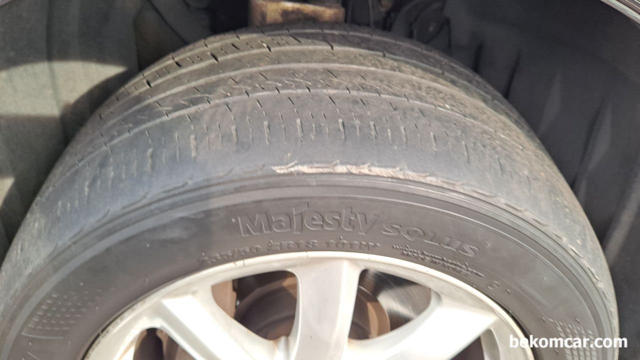 중고차점검시, 일반인 입장에서 하체, 얼라인먼트 등 밸런스 확인하는 방법, 렉서스 LS460 차량 점검시, 타이어 마모상태로 한쪽으로만 심하게 마모되어 있다. 하체의 밸런스가 맞지 않는경우이다. 또한 타이어가 터지지 직전인데, 사실상 차량관리 상태를 알 수 있는 좋은 지표이기도 하다. 이런차는 정밀점검을 하거나 아니면 피하도록 한다.|베콤카 차량정밀진단