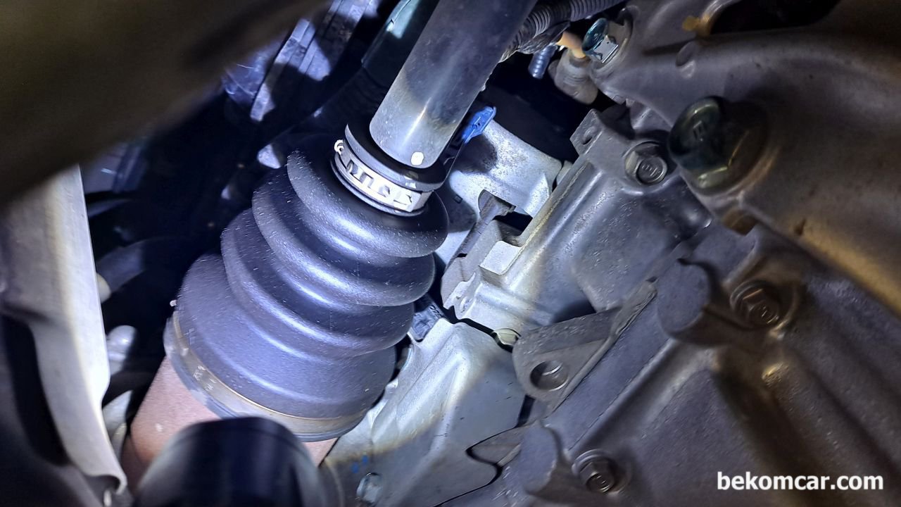 중고차구매동행 사례, 하체점검중 등속조인트 (CV Joint) 상태파악, 혼다 시빅 9세대 차량이다. 대체적으로 혼다차량의 경우 일부 매우 특수한 경우를 제외하고는 하체는 대체적으로 상태가 좋다. 구매로 이어진 경우이다.|베콤카 차량정밀진단