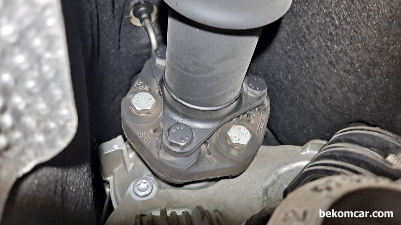 중고차구매점검, 하체점검중 유조인트 (Universal Joint)로 흔히 연탄이라는것 상태파악, BMW 하체점검중 Universal Joint 부분 상태이다. 흔히 연탄이라고 하는 부분인데 자세히 살펴야 한다. 얼른 육안으로 멀쩡해 보이는경우가 많은 부품중 하나이다.|베콤카 차량정밀진단