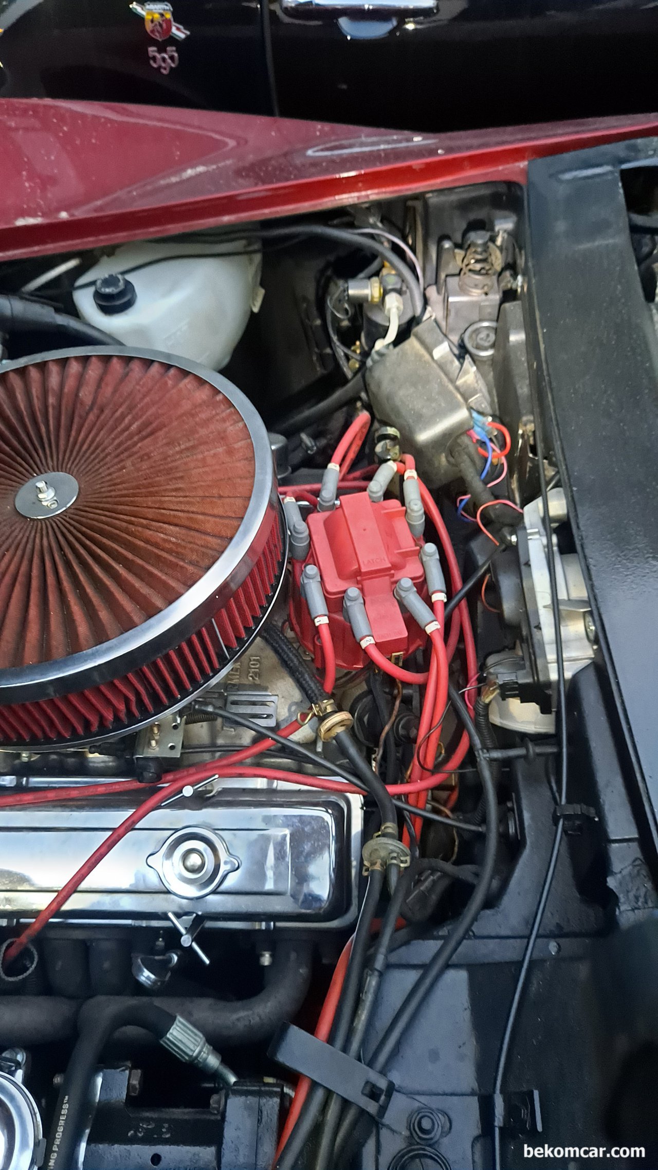 3세대 스포츠카 콜벳(Corvette), 파주부짜모터스에서 만나다, 스포츠카 3세대 콜벳 엔진룸. 점화시스템 으로 COP방식이 아니다. 이전의 디스트리뷰터 와이어 방식이다. V8으로 8개 점화플러그 와이어가 있다.벨브커버가 반짝이는 스테인리스 로 앞으로 50년은 더 사용할것 같다. Credit: 파주 부짜모터스|贝科姆汽车 (bekomcar)