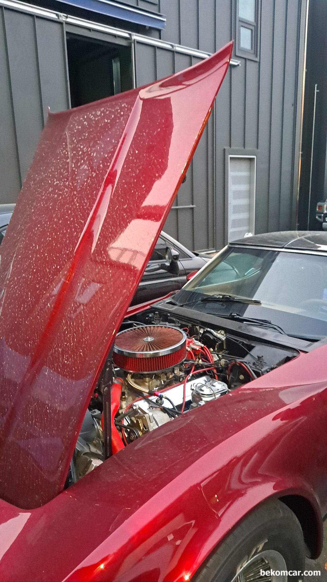 3세대 스포츠카 콜벳(Corvette), 파주부짜모터스에서 만나다, 쉐보레 3세대 콜벳 스포츠카 (Chevrolet Corvette), 1968~1982년 에 생산된 스포츠카이다.본네트 열리는 방향이 다르고 연료주입구도 뒤 트렁크 한 중앙에 있다. 연료주입을 빨리하기 위해서 스포츠카는 연료주입구를 뒤 트렁크 중앙에 위치하고 있다. Credit: 파주 부짜모터스|贝科姆汽车 (bekomcar)