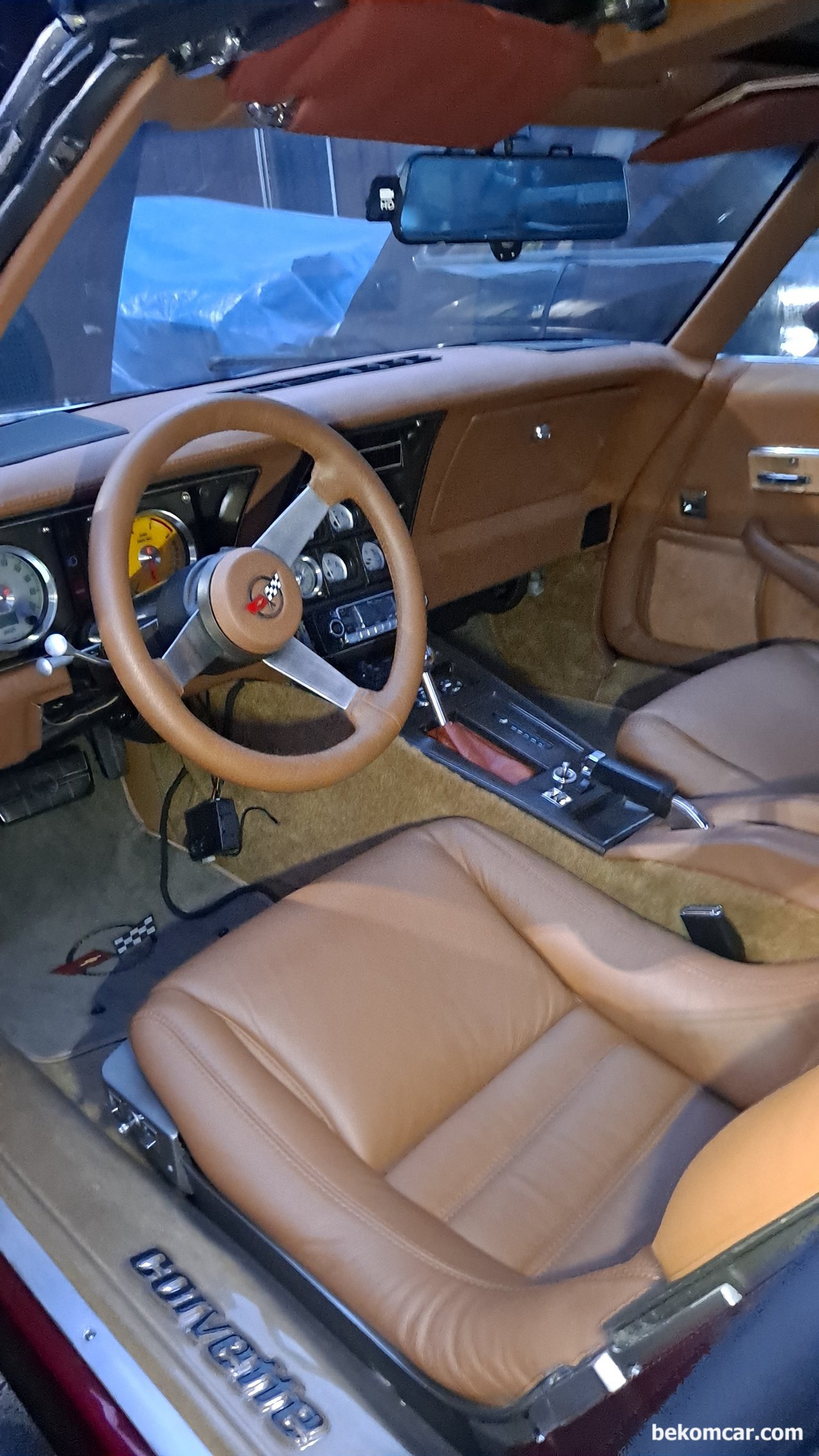 3세대 스포츠카 콜벳(Corvette), 파주부짜모터스에서 만나다, 쉐보레 스포츠카 3세대 콜벳 실내이다. 아직 리스토어전이라 깔끔함은 없지만 그래도 운치가 있다. 멋있다. 리스토어가 다 된 코벳이 기대된다. Credit: 파주 부짜모터스|贝科姆汽车 (bekomcar)