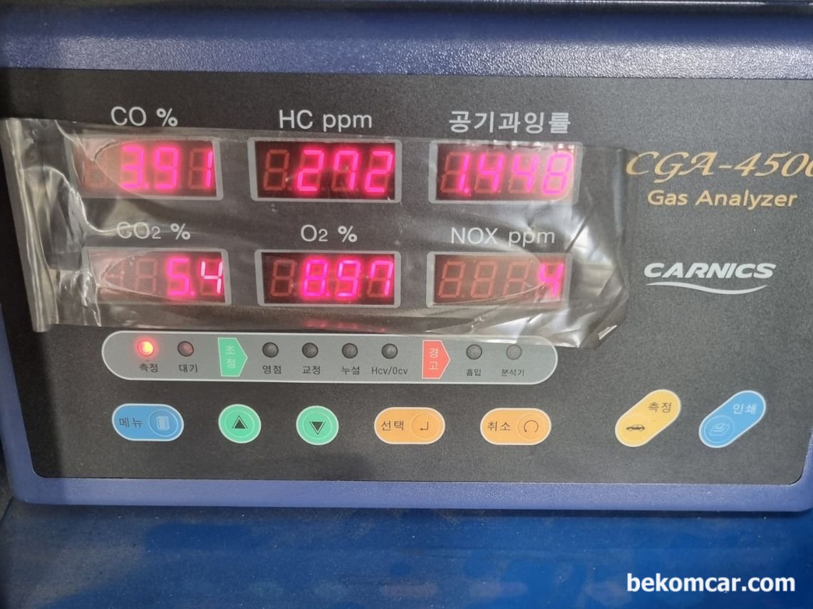 자동차배기가스 검사시, 공기과잉율이 1.448 까지 나오는 경우도 있다, 997 MK1 4S 차량이다. 배기가스 검사에서 불합격 되었다. Lamda값이 1.488로 측정되었다. 자료사진 Credit: 클래식카코리아 https://cafe.naver.com/classiccarkorea|بيكومكار (bekomcar)