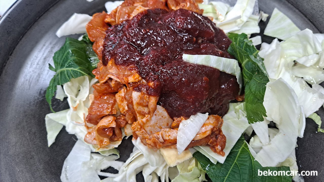 춘천 어느 닭갈비 집, 아들과 함께 의미있는 시간을, 춘천 닭갈비집 의 메인요리 닭갈비이다. 식당에서 다 요리를 해 주셔서 고마웠다.|بيكومكار (bekomcar)